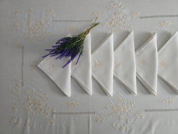Tovaglia ricamata a mano in misto lino 12 posti tablecloth
