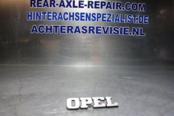 Embleem Opel. Kofferbak embleem. (Emblemen, Overig), Verzenden