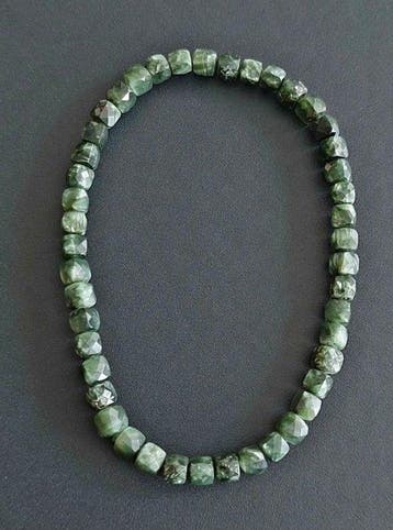 Armband van Siberische seraphinite. Facetgeslepen kralen.