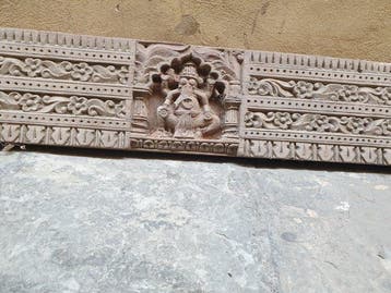 In hout gesneden paneel dat deel uitmaakte van de latei van
