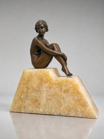 sculptuur, Elegante Jonge Dame op Albast Sokkel – Bronzen