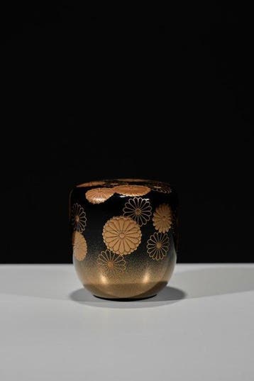 Natsume - Een verbluffend maki-e-lakwerk met chrysanten op