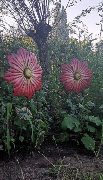 Combinatie van kunst en natuur - sculptuur, Grote bloemen