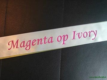 Bedrukt lint Ivory met Magenta opdruk 70 mm 80 cm, Nieuw
