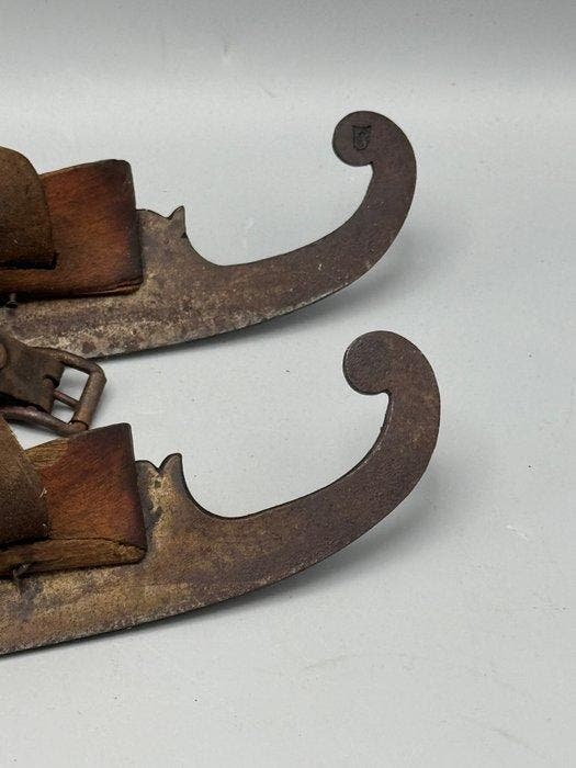 Unieke schaatsen met een sierlijke krul - Werktuig, Antiquités & Art, Curiosités & Brocante