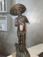 Beeldje - Ragazzo con pesce - Brons