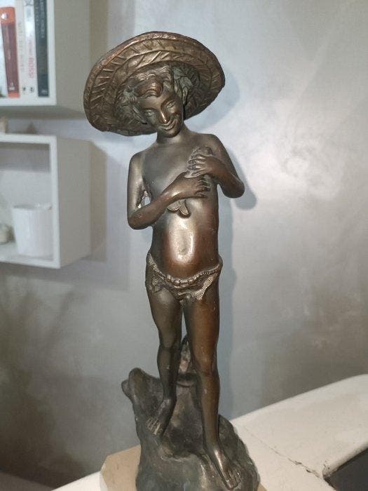 Beeldje - Ragazzo con pesce - Brons, Antiquités & Art, Curiosités & Brocante