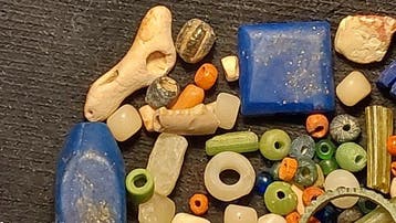 Oudegyptisch naar Latijn Glas meer dan honderd oude kralen