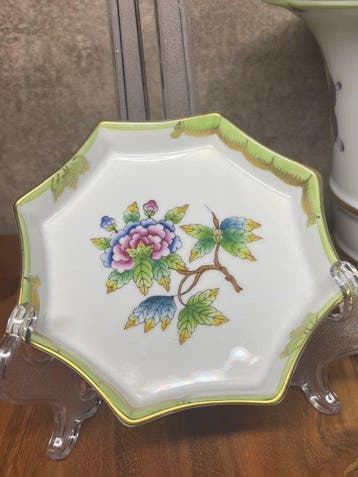 Herend - Vaas (3) - Empire-Vase 6402, Durchbruchkorb 7376 &