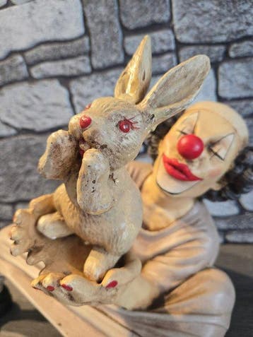 Jun Asilo - Jun Asilo - Beeld, Clown gesigneerd met konijn -, Antiek en Kunst