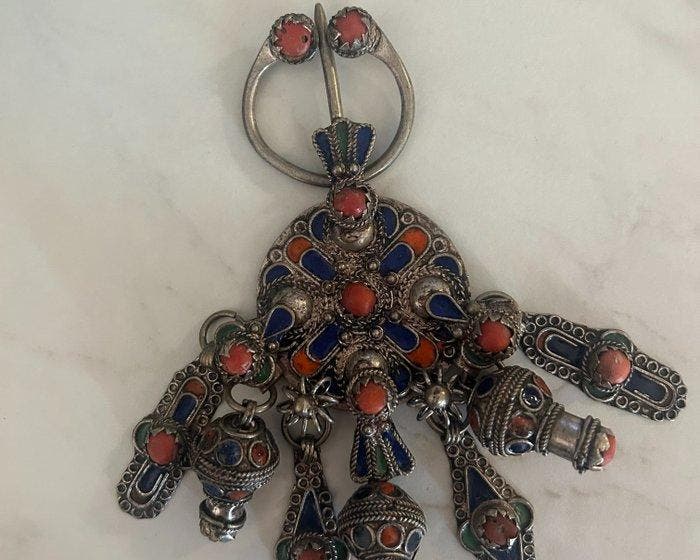 Bloedkoraal - Zilver - Fibula - Oude Berberse fibule, Antiek en Kunst, Kunst | Niet-Westerse kunst