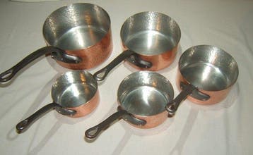 Een set van 5 degelijke Franse pannen van gehamerd koper ca, Antiek en Kunst