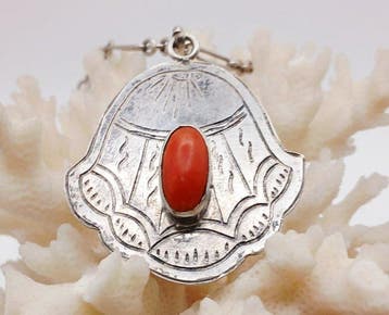 Ornement décoratif - Afrique - Amulette Hamsa en corail et
