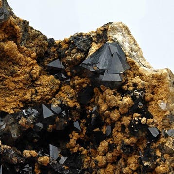Plus de 100 cristaux, rares paramorphes de quartz bêta,