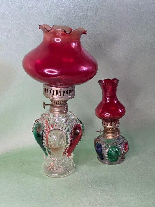 Vintage Set - Gekleurd glas met Robijnrode kappen - Olielamp, Antiek en Kunst, Curiosa en Brocante