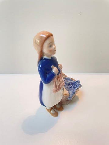 Bing & Grondahl - Figuur - Girl with doll in tub - Porselein