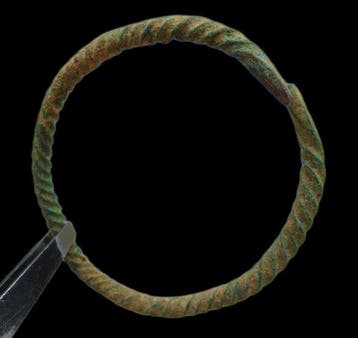 Époque Viking ancien bracelet en bronze, extrémités en tête