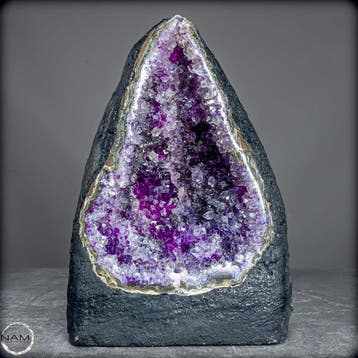 Natuurlijke amethist kristalkathedraal – diepviolette