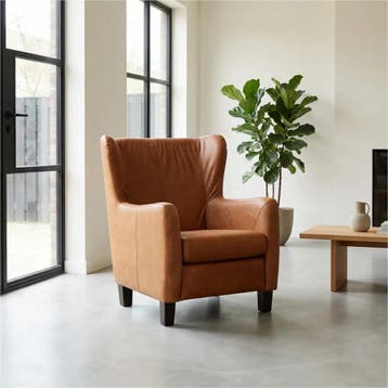 Leren fauteuil Hug - Vintage Cognac (cognac) - Poten hout, Huis en Inrichting, Nieuw, Ophalen of Verzenden, 75 tot 100 cm, Eigentijds, Klassiek, Retro, Romantisch