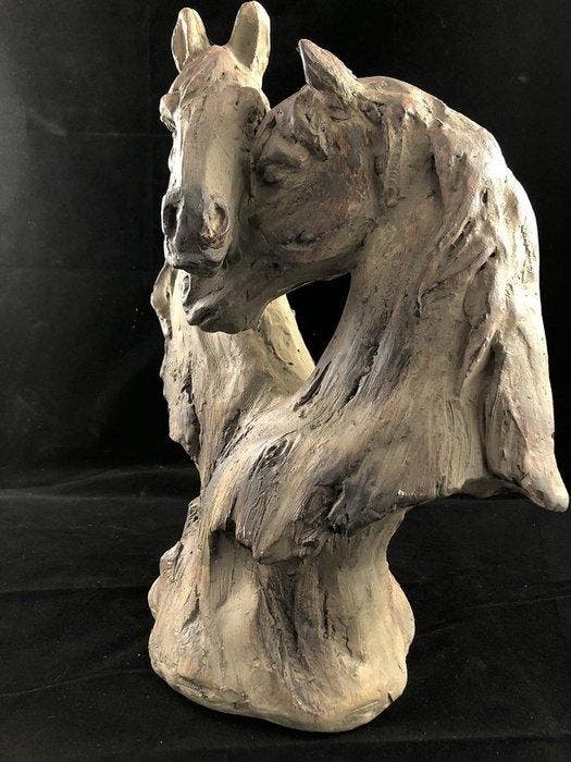 Statue, A Hearth shaped statue of two Horse heads - 34.3 cm, Antiquités & Art, Art | Objets design