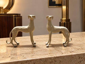 sculptuur, Set van 2 windhonden – ivoorkleurig metaal – Art