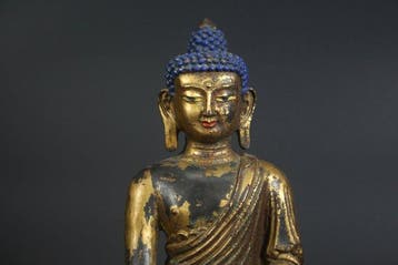 This is a crafted bronze Shakyamuni Buddha statue - Brons -
