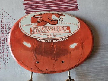 Présentoir avec tôle peinte fromage Vache qui rit - Enseigne