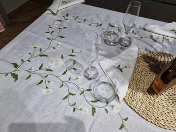 Tovaglia in puro lino con ricamo a macchina e rifinitura a