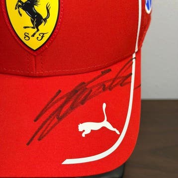 Ferrari - Formule 1 - Ferrari Club Cap - Signed by Lewis, Verzamelen, Nieuw