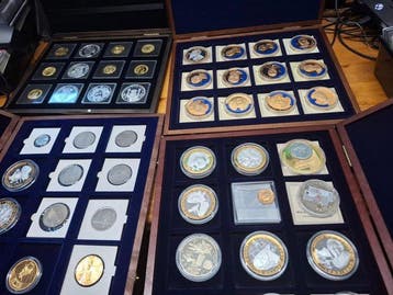 Nederland, Buitenland. 50 Penningen in een 4 verzamelboxen, Postzegels en Munten
