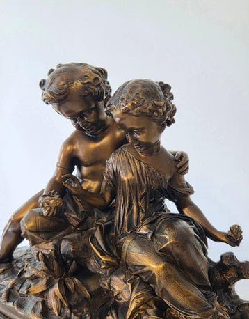 Beeldje - The Young Couple’, a group in patinated bronze on