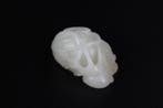 A white jade carving of a lotus seedpod and bug - Jade -, Antiquités & Art