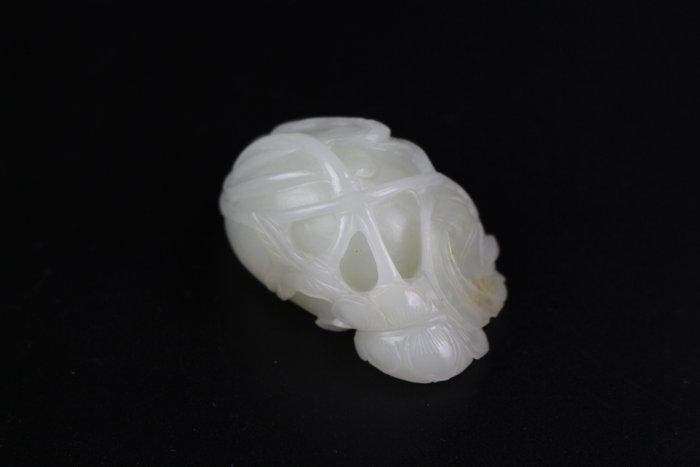 A white jade carving of a lotus seedpod and bug - Jade -, Antiquités & Art, Antiquités | Autres Antiquités
