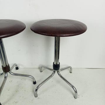 Tabouret - Siège en acier chromé et recouvert de skaï. -