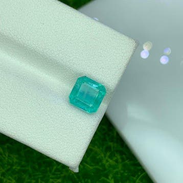 1 pcs Vert Émeraude - 1.90 ct - International Colored, Nieuw