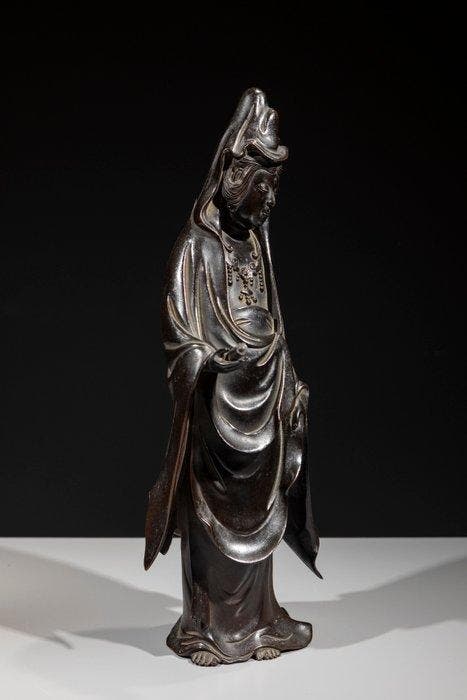 Brons - Een bronzen okimono dat de godin Kannon afbeeldt,, Antiek en Kunst, Antiek | Overige Antiek