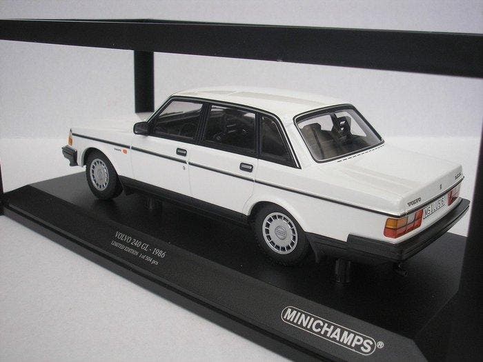 Minichamps 1:18 - Modelauto - Volvo 240 GL - 1986 - White -, Hobby en Vrije tijd, Modelauto's | 1:5 tot 1:12