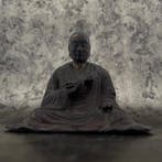 Oude Japanse boeddhistische zittende monnikfiguur () —