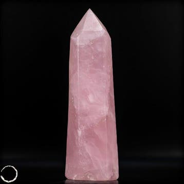 Prachtige rozenkwarts-obelisk – Symbool van liefde en