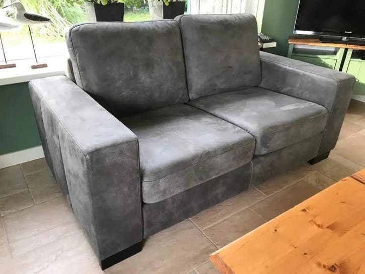 2-zits bank met houten poten - grijs leer, Antiek en Kunst, Antiek | Meubels | Stoelen en Sofa's, Ophalen of Verzenden