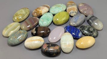 lépidolite, néphrite, lapis-lazuli, aragonite, onyx,