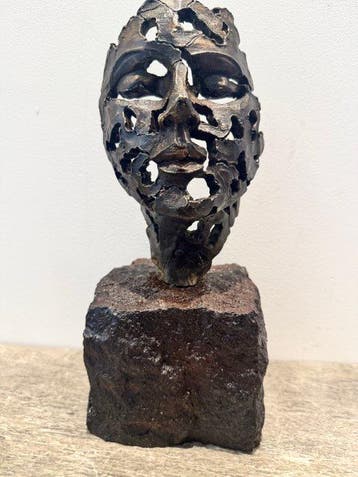 Sculpture, Twarz Myliciela z brzu na kamieniu inspiracj