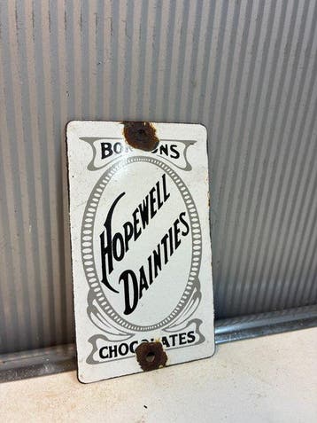 Vintage Hopewell Dainties Chocolates reclamebord – emaille, Antiek en Kunst