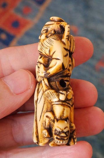 Een netsuke van hertenhoorn met Shoki en Oni. - gewei -