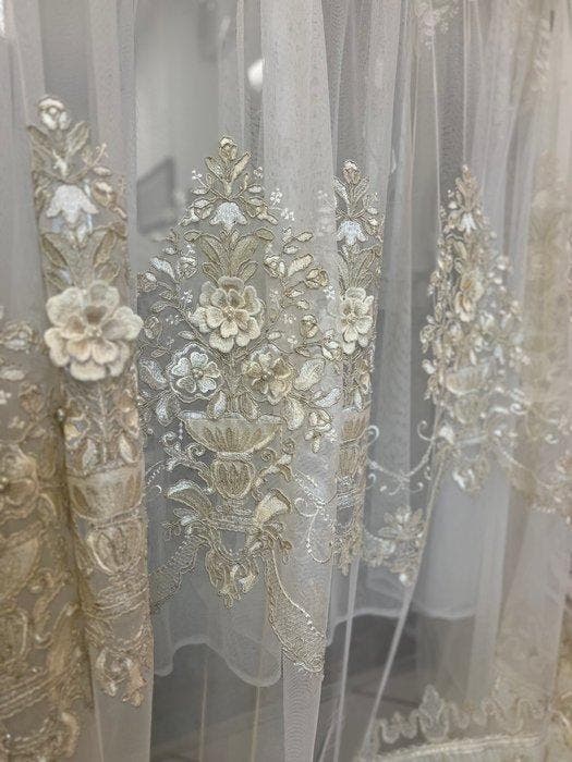 Weelderig geborduurd tule met geplooide ruches - Swarovski, Antiek en Kunst, Antiek | Tapijten, Tafelkleden en Textiel