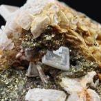 Roze bariet met geesten, goudkleurige pyriet en sideriet,