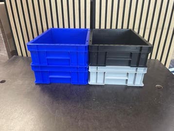 Veiling - 4 Kunststof Magazijnbakken – Blauw, Zwart en Gri, Nieuw