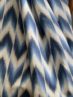 Dubbel breed. Ikat-stof met etnische patronen voor decoratie