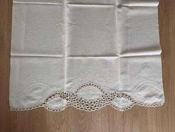 Handdoek (2) - 109 cm - 78 cm - puur linnen met borduursels, Antiek en Kunst