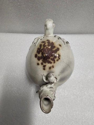 Chinees theepot in perzikvorm, craquelé porselein. -, Antiek en Kunst